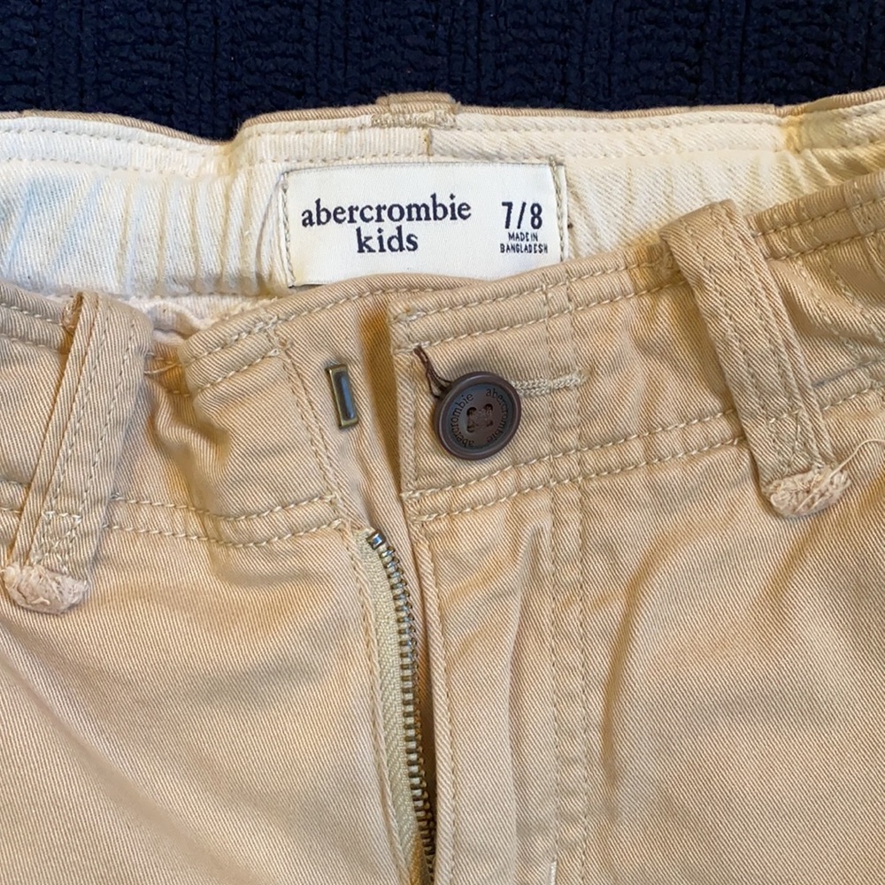 LEAVING CLOSET! 
Abercrombie Kids-CARGO SHORTS. Youth SIZE 7/8.  Tan. - Picture 7 of 7